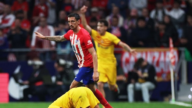 Lewandowski tỏa sáng, Barca hủy diệt Atletico