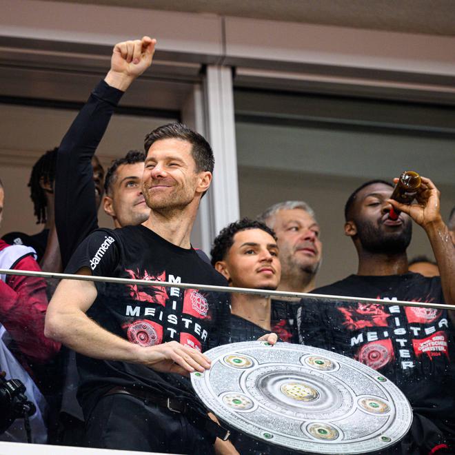 Leverkusen vô địch trước 5 vòng đấu, Vị vua mới của Bundesliga! Từ vị trí thứ hai đến cuối cùng giành chức vô địch bất bại, huyền thoại bắt đầu